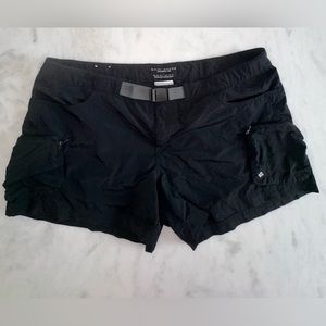 Columbia Women's Belted Nylon Fishing Shorts. Size XL. Black.